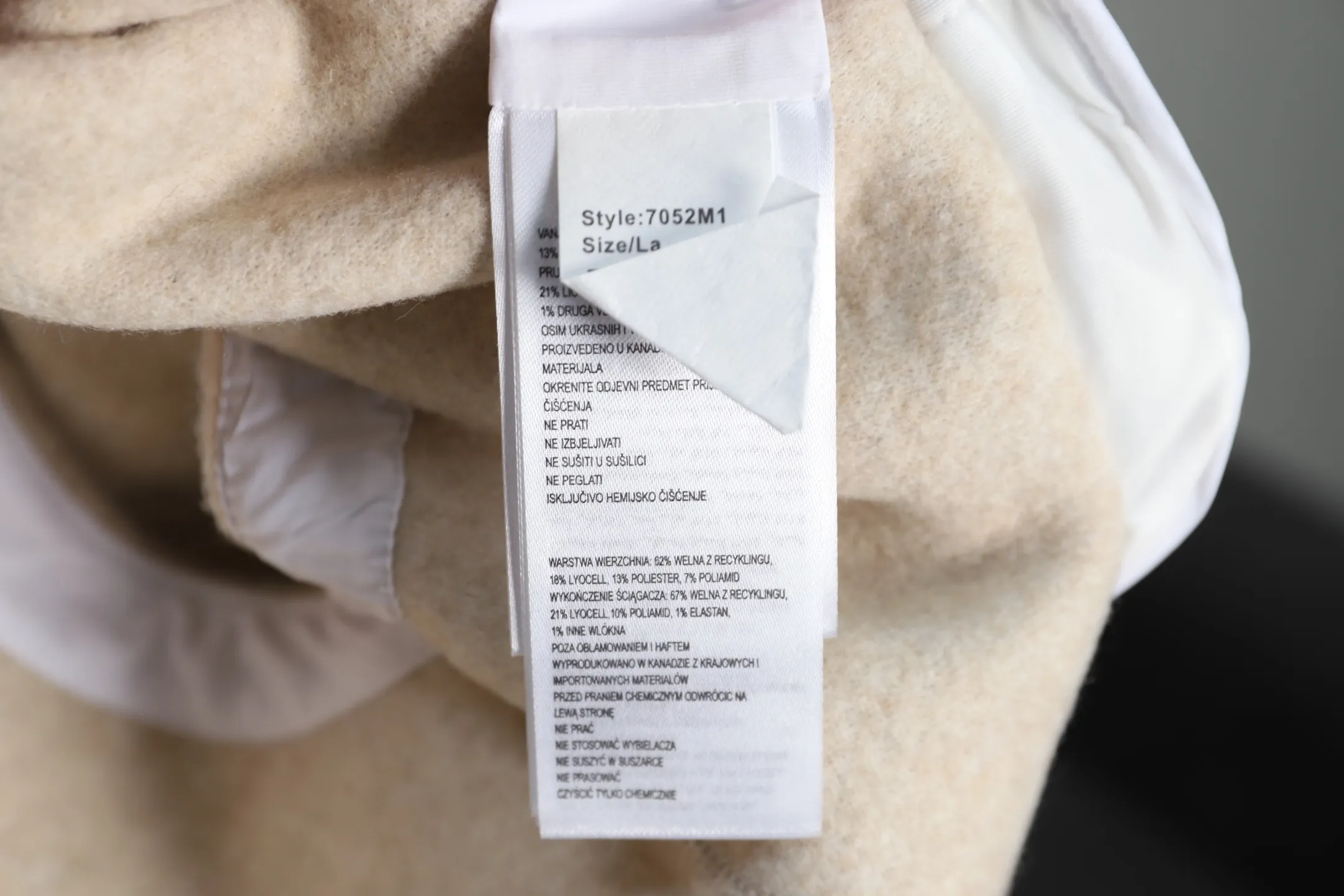 P640 Big Goose White Label Cashmere Vest Canada Goose Canada Goose Humanature Series Ski Season White Label Warm, Windproof, Breathable, Soft Solid Color Stand Collar Logo Label Zipper Casual Sleeveless Vest Mersey Solid Color Stand Collar Fitted Sleeveless Vest Exclusive Customized Wool Fabric Compare only with ZP There is no need to elaborate on the popularity of this season’s new style. The fabric is warm and comfortable long plush and easy to put on and take off. High-tech breathable space cotton liner makes the whole dress very stiff. At the same time, it is soft, comfortable and lightweight. Breathable, soft, not sweaty, lightweight, stylish, and not deformed. The iconic double-striped reflective strips are designed behind the collar and hat. No detail is missed. High-density goose badge. All threaded accessories are customized. Three colors to choose from. Each one is super western. The upper body effect is very high-end. The loose version is not bloated at all. It is quite fashionable. It can be said to be a very unique design. This year's must-have style is the same for men and women🔥 Color: light gray dark gray Khaki